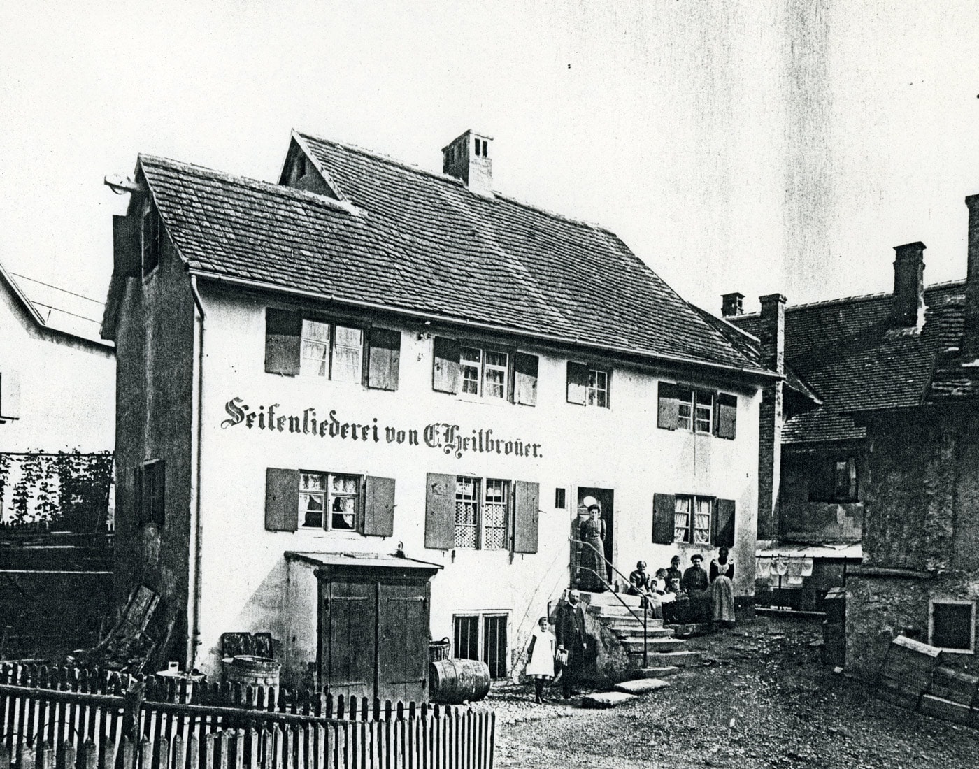 ドクターブロナーは、ドイツのユダヤ人街のハイルブロナー家が営む石けんメーカーでソープづくりを始める。