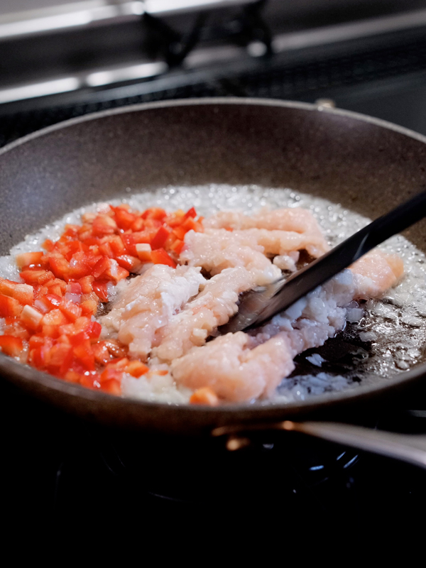 【ドクターブロナー】ROバージンココナッツオイルのパスタレシピ「鶏ひき肉のアジア風トマトパスタ」