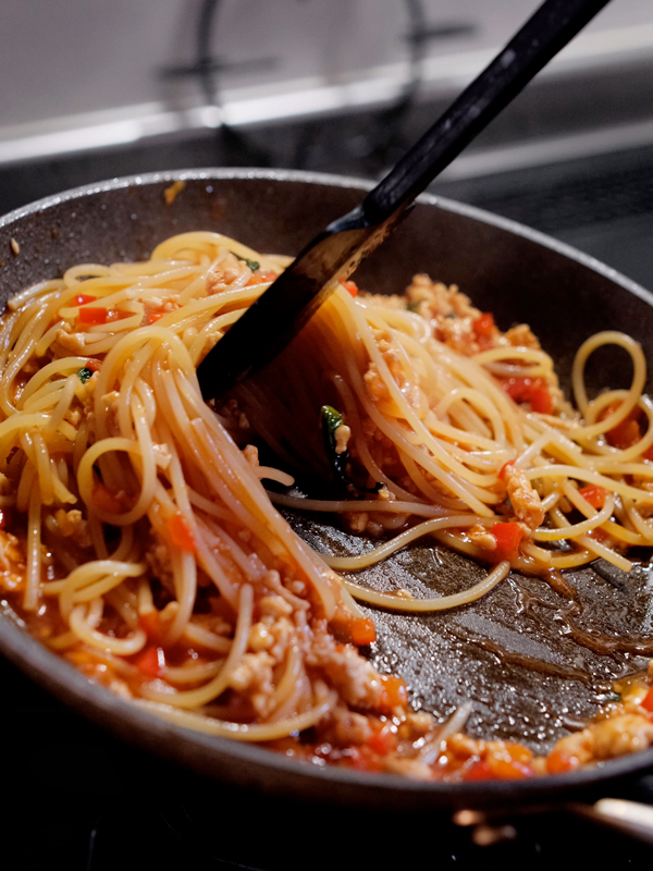 【ドクターブロナー】ROバージンココナッツオイルのパスタレシピ「鶏ひき肉のアジア風トマトパスタ」